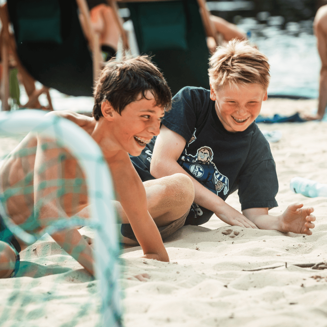 Kinder haben Spaß im Barcelona Beach Camp