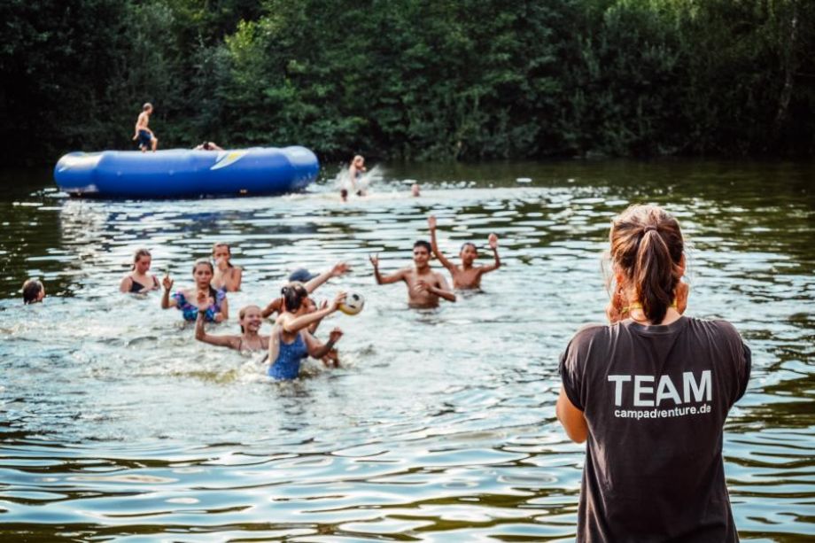 Rettungsschwimmen im Feriencamp in Deutschland